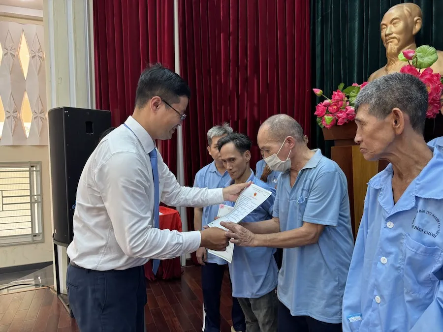 Người có hoàn cảnh đặc biệt tại Trung tâm Bảo trợ người tàn tật Hiệp Bình Chánh (TP Thủ Đức, TP.HCM) được cấp giấy khai sinh. Ảnh: HUỲNH THƠ giay-khai-sinh.jpg