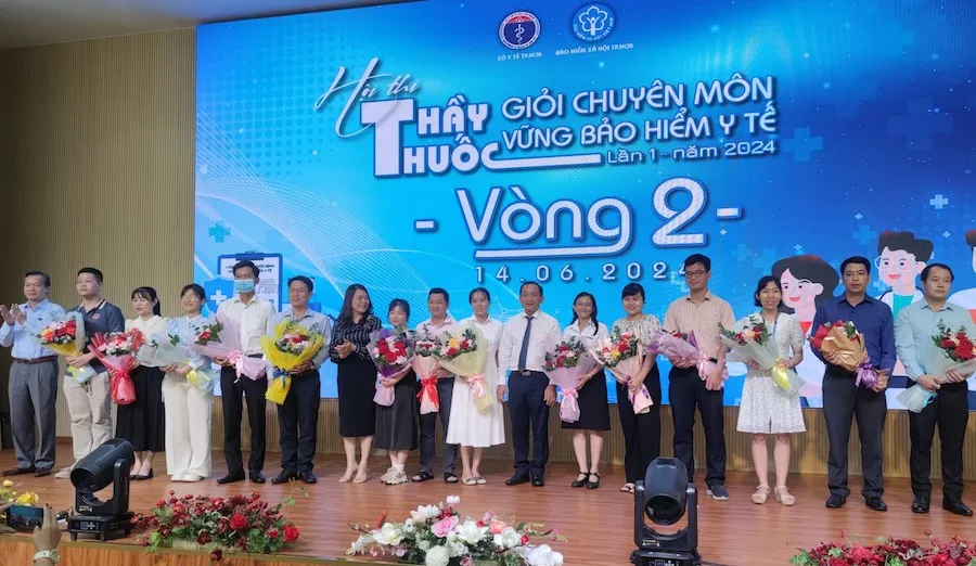 Hội thi vòng 2 đã chọn ra 15 thí sinh có điểm thi cao nhất để bước vào vòng chung kết sắp tới. Ảnh: NGUYỄN HIỀN thay-thuoc-gioi-chuyen-mon-h1.jpg