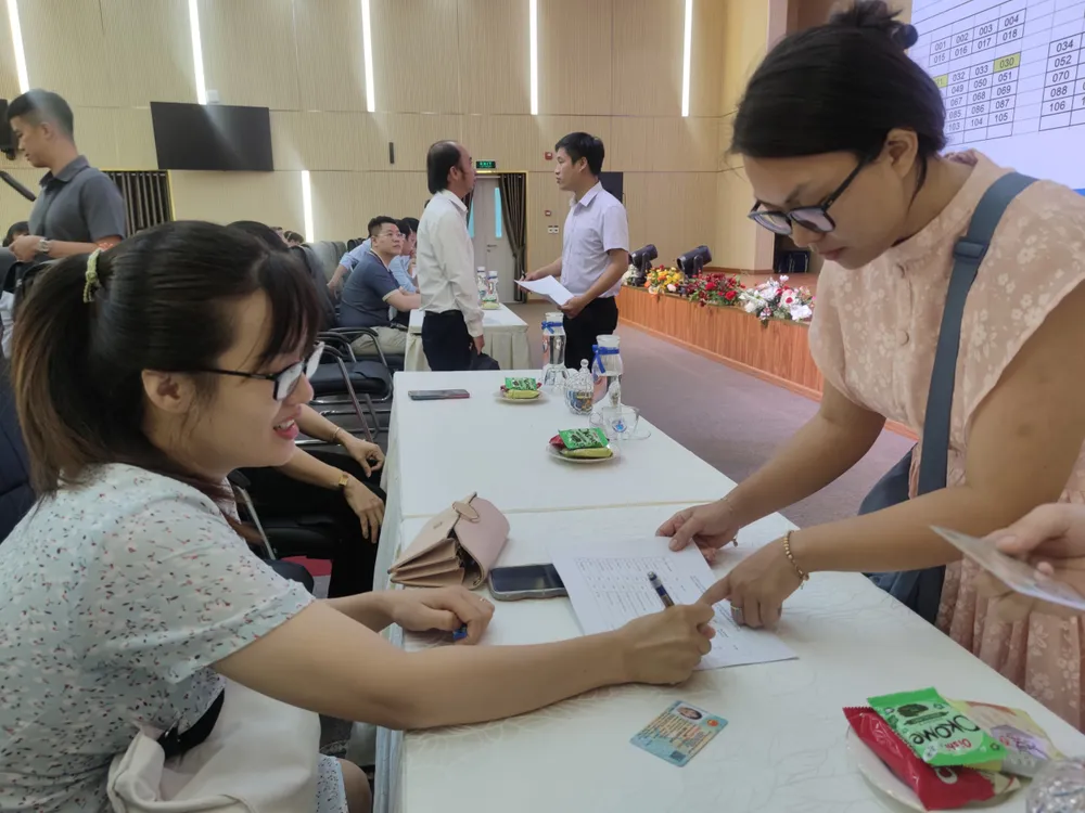 Ban tổ chức kiểm tra thông tin thí sinh trước khi bước vào vòng thi. Ảnh: NGUYỄN HIỀN thay-thuoc-gioi-chuyen-monh2.jpg