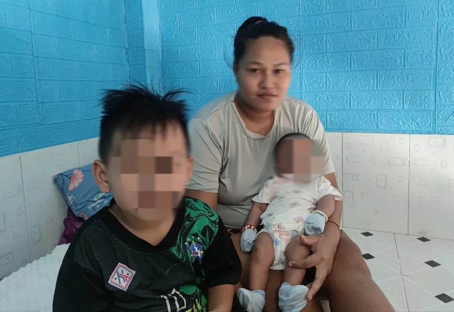 3 mẹ con chị Ngân mong mỏi được cấp giấy khai sinh. Ảnh: NGUYỄN HIỀN giay-khai-sinh- vo-danh.jpg