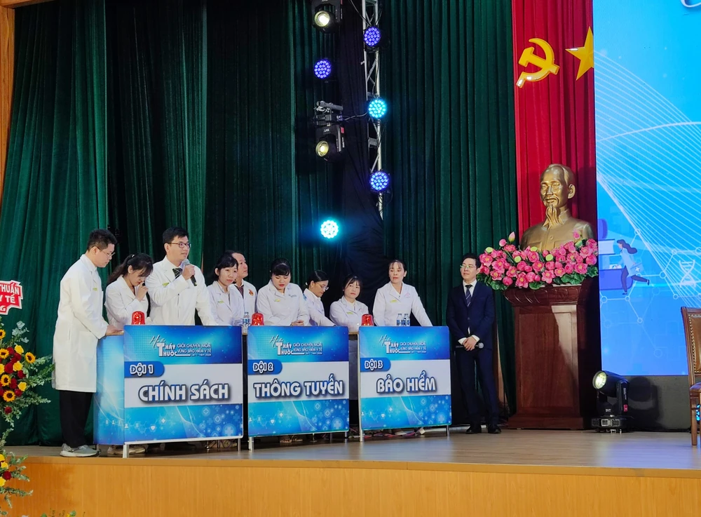 Các BS đang thi tại "Thầy thuốc giỏi chuyên môn, vững bảo hiểm y tế" vòng chung kết. Ảnh: NGUYỄN HIỀN gioi-chuyen-mon-h2.jpg