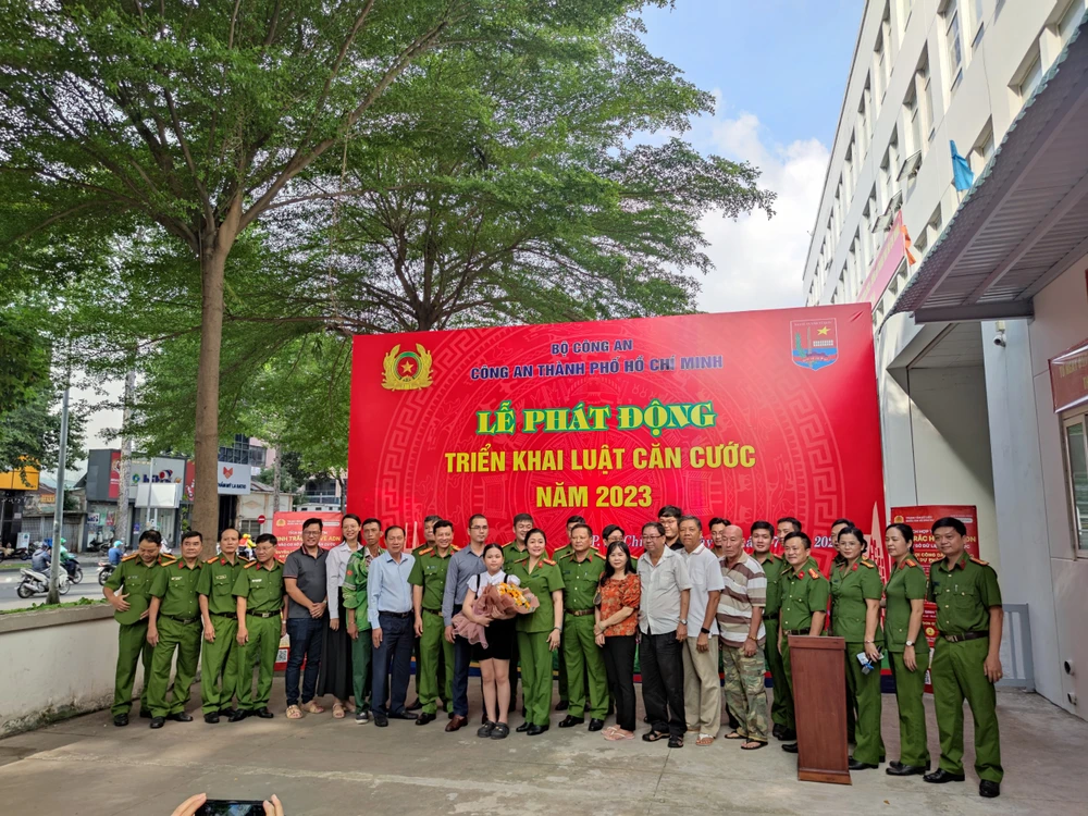 TP.HCM: Người lớn, trẻ em hào hứng trong ngày đầu cấp căn cước