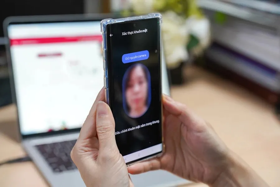 Khách hàng xác thực sinh trắc học khi chuyển khoản trên 10 triệu đồng. Ảnh: Minh Hoàng