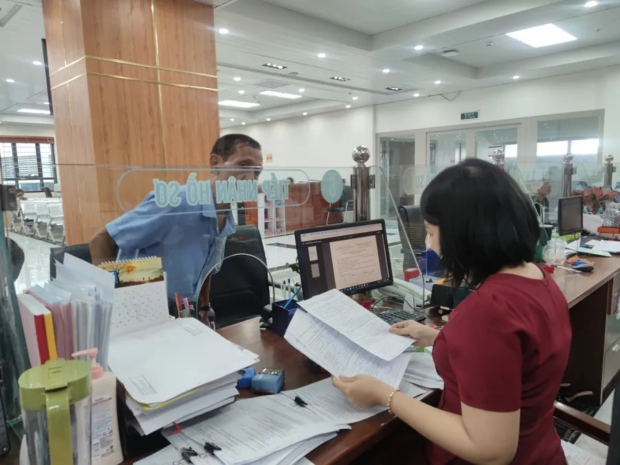 Người dân đến cơ quan BHXH TP.HCM thực hiện các thủ tục liên quan đến BHYT, BHXH. Ảnh: NGUYỄN HIỀN luong-co-so- BHYT-5-nam lien tuc.jpg