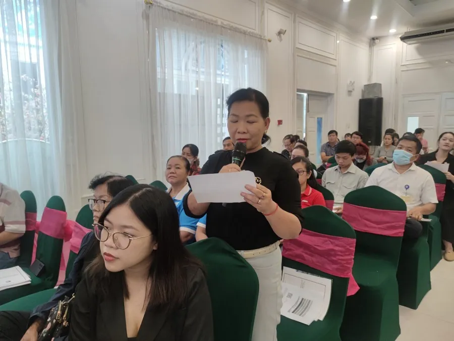 Người dân dân tham gia buổi tập huấn đặt câu hỏi thắc mắc liên quan đến những vấn đề bảo vệ môi trường. Ảnh: VÕ HÀ bao-ve-moi-truong-2.jpg