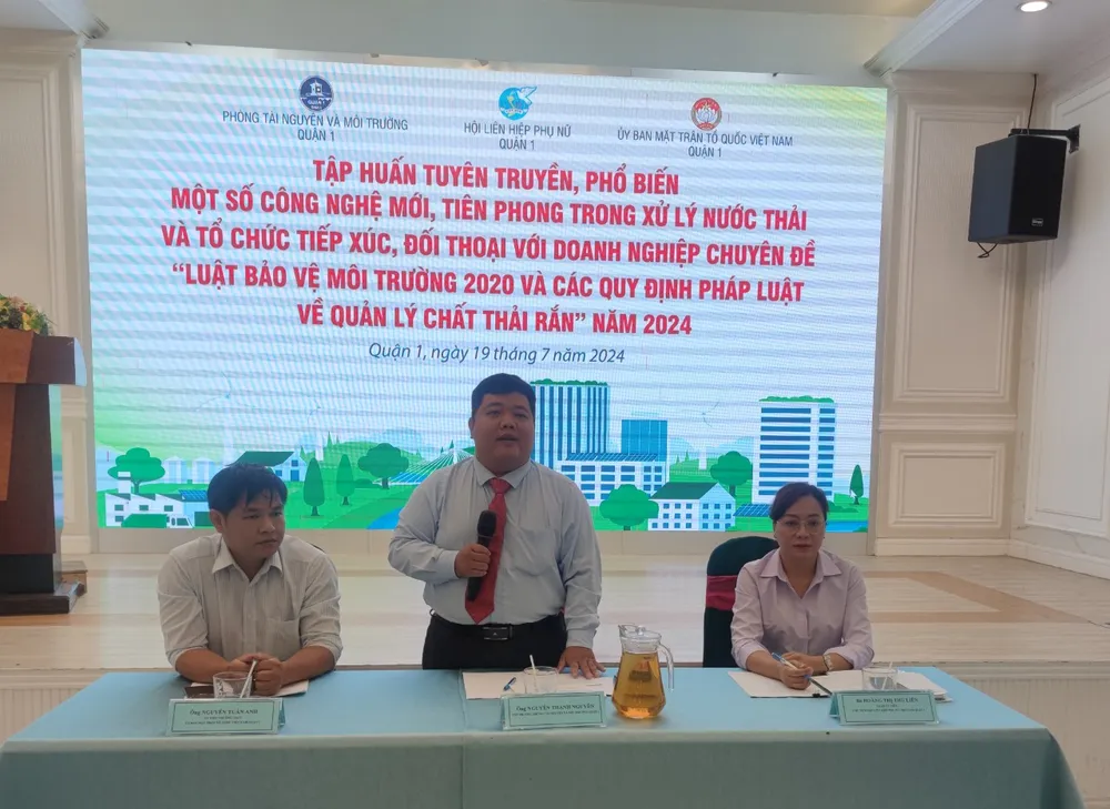 Ông Nguyễn Thanh Nguyên, Phó trưởng Phòng TN&MT quận 1 trả lời thắc mắc của người dân. Ảnh: VÕ HÀ bao-ve-moi-truong-h1.jpg