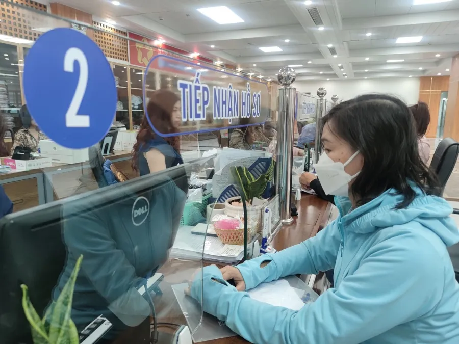 Người dân đến cơ quan BHXH thực hiện thủ tục liên quan đến BHXh. Ảnh: NGUYỄN HIỀN rut-bhxh-1-lan.jpg