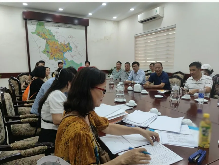 Buổi làm việc giữa Sở Kế hoạch và Đầu tư TP.HCM với chủ đầu tư và người dân. Ảnh: NGUYỄN HIỀN Dân bức xúc vì mua đất 20 năm không được xây nhà