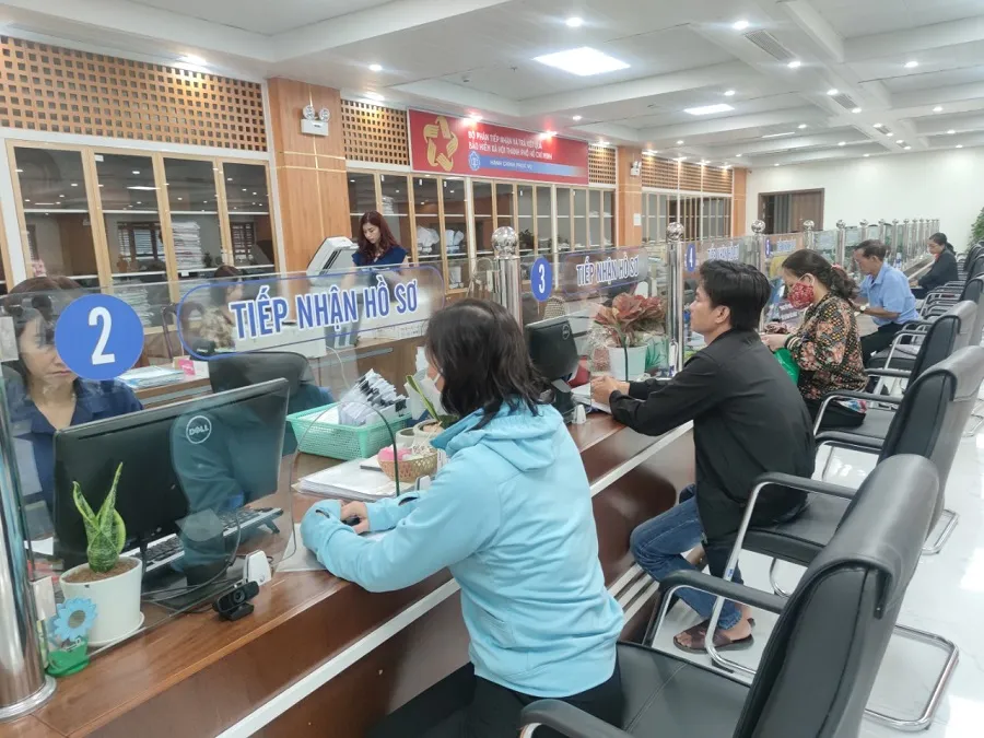Từ ngày 1-7-2025, người tham gia BHXH 15 năm sẽ nhận được lương hưu. Ảnh: NGUYỄN HIỀN Người tham gia BHXH 15 năm sẽ nhận được hưởng mức lương hưu bao nhiêu