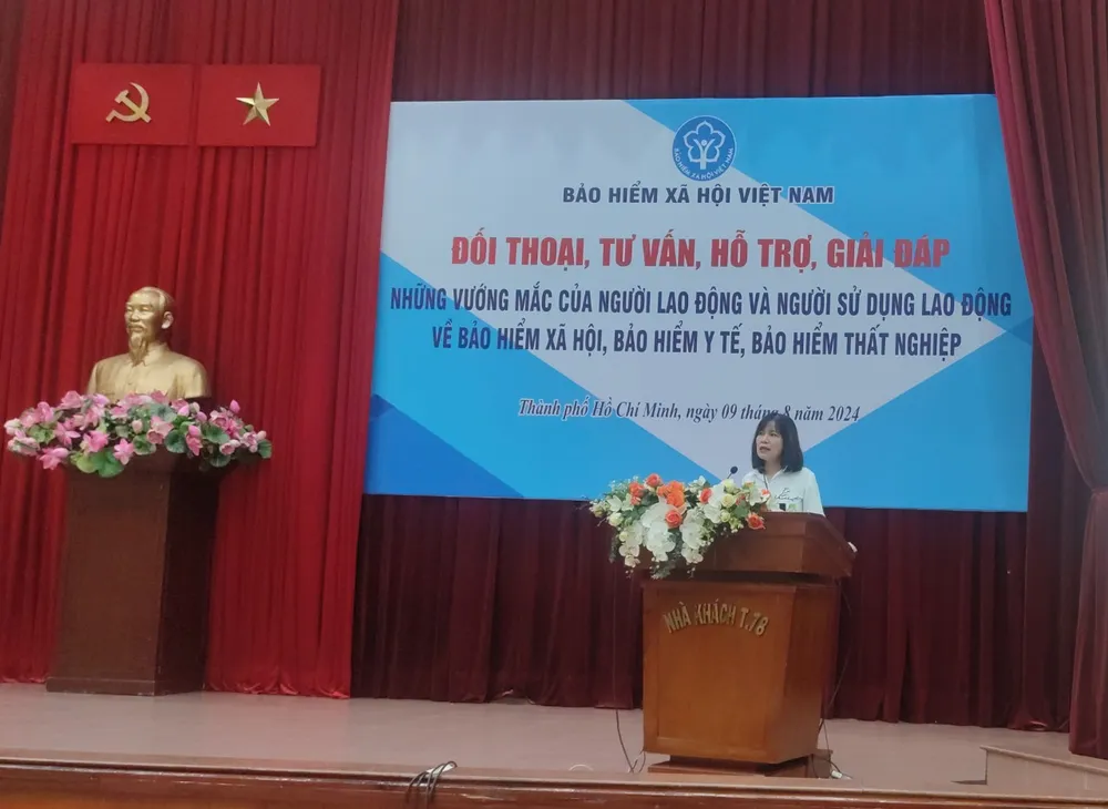 Bà Dương Ngọc Ánh, Phó Giám đốc Trung tâm chăm sóc khách hàng, BHXH Việt Nam chia sẻ tại buổi đối thoại. Ảnh: NGUYỄN HIỀN nguoi-lao-dong-bhxh.jpg