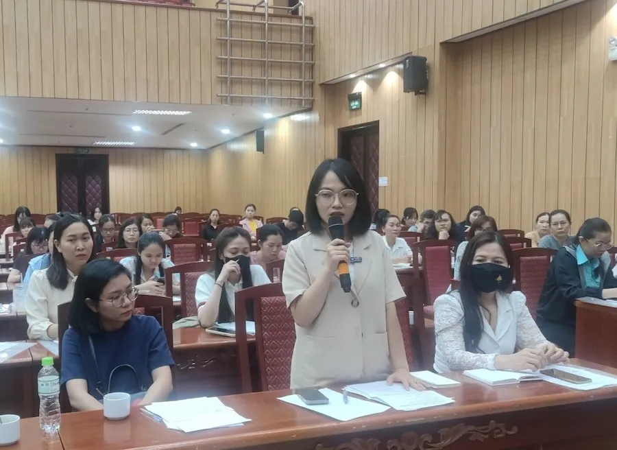 Người lao động đặt câu hỏi thắc mắc tại buổi đối thoại. Ảnh: NGUYỄN HIỀN nguoi-lao-dong.h1jpg.jpg