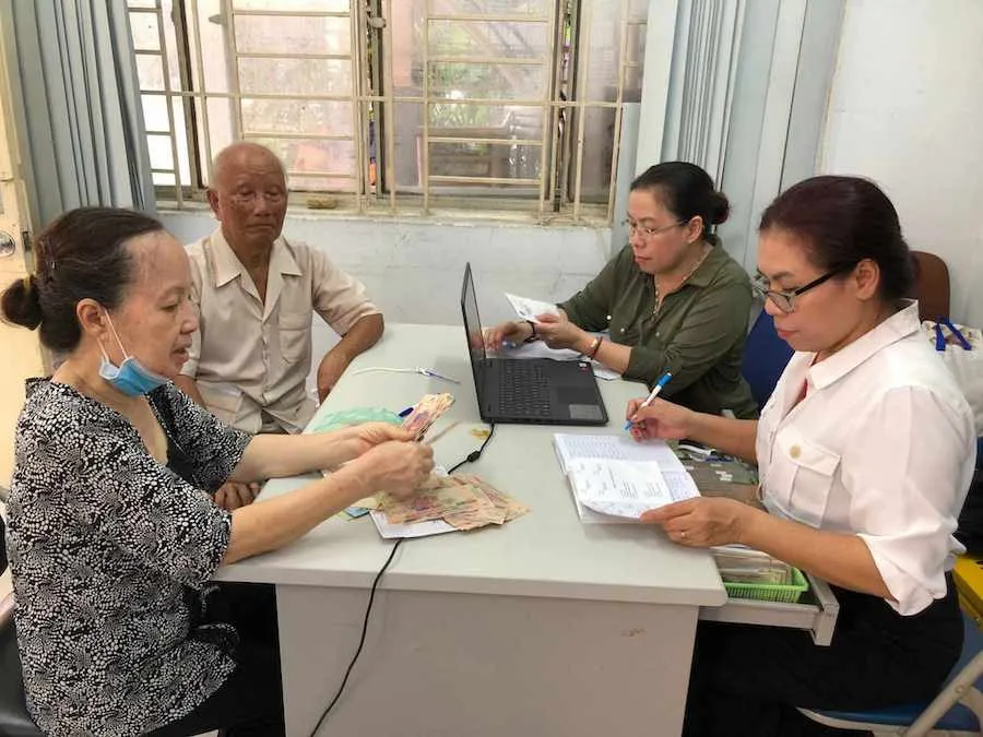 Người dân tại TP.HCM nhận lương hưu bằng tiền mặt. Ảnh: NH tra-luong-huu-thang 9.jpg