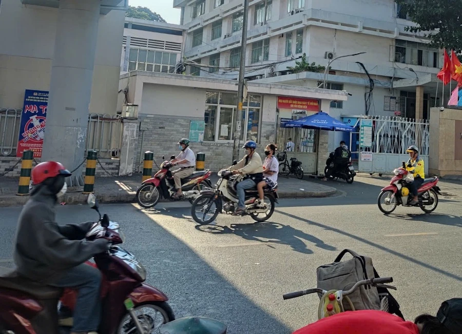 Từ 1-7-2025, người lao động điều trị khi bị tai nạn khi đi từ nơi ở đến nơi làm việc sẽ được hưởng chế độ ốm đau. Ảnh: NGUYỄN HIỀN che-om-om-dau.jpg