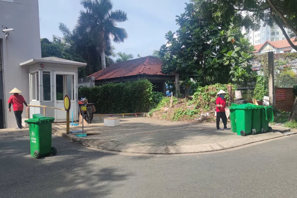 Công nhân vệ sinh tại chung cư V-Star đang chuyển các thùng rác tại điểm lấy rác. Ảnh: NGUYỄN HIỀN diem-lay-rac-h1.jpg
