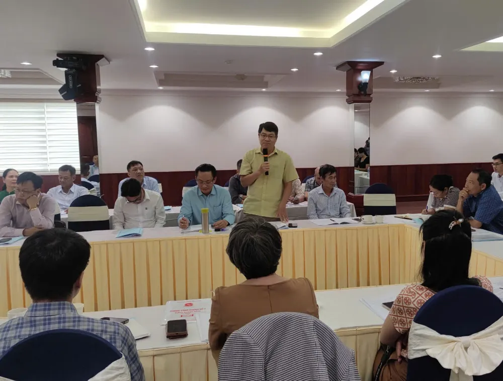 Nhiều lãnh đạo Sở Tư Pháp địa phương, công chứng viên góp ý trong buổi tọa đàm. Ảnh: NGUYỄN HIỀN co-so-du-lieu-cong-chungh2.jpg