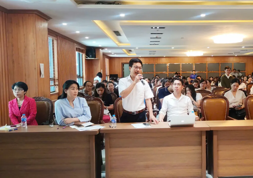 Đại diện doanh nghiệp đặt câu hỏi tại buổi đối thoại. Ảnh: NGUYỄN HIỀN nguoi-lao-dong-BHXH-h1.jpg