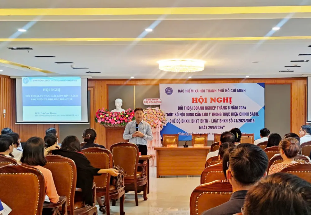 Ông Trần Dũng Hà, Phó Giám đốc BHXH TP.HCM phát biểu tại buổi đối thoại. Ảnh: NGUYỄN HIỀN nguoi-lao-dong-BHXH-h2.jpg