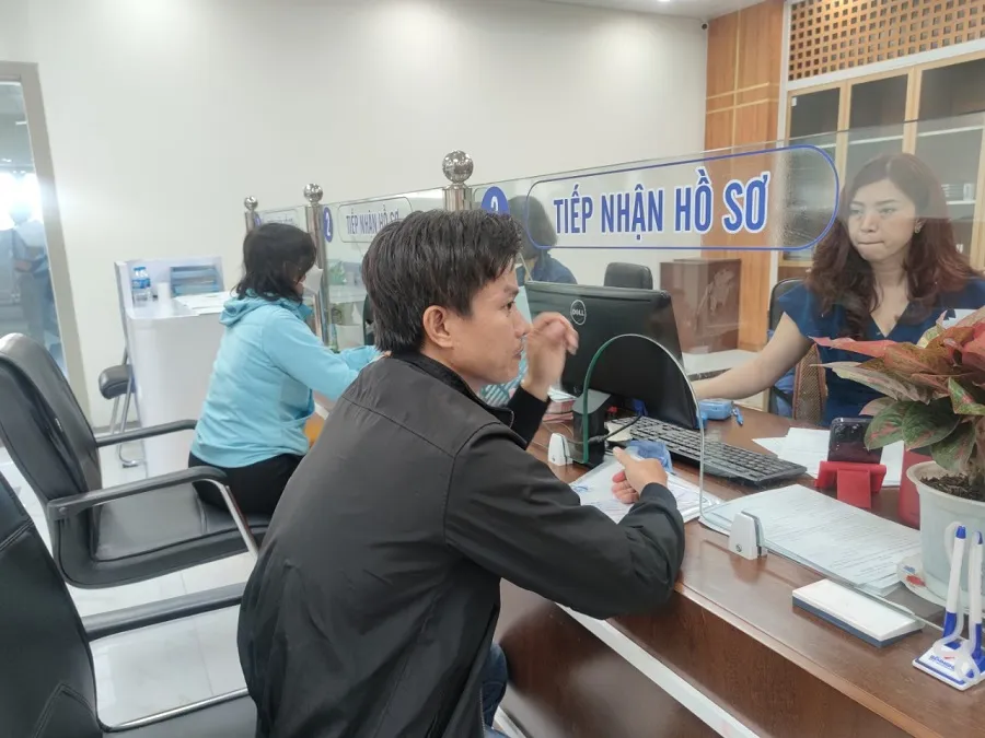 Người dân đến liên hệ làm việc tại cơ quan BHXH TP.HCM. Ảnh: NGUYỄN HIỀN ung-dung-VssID-BHXH.jpg