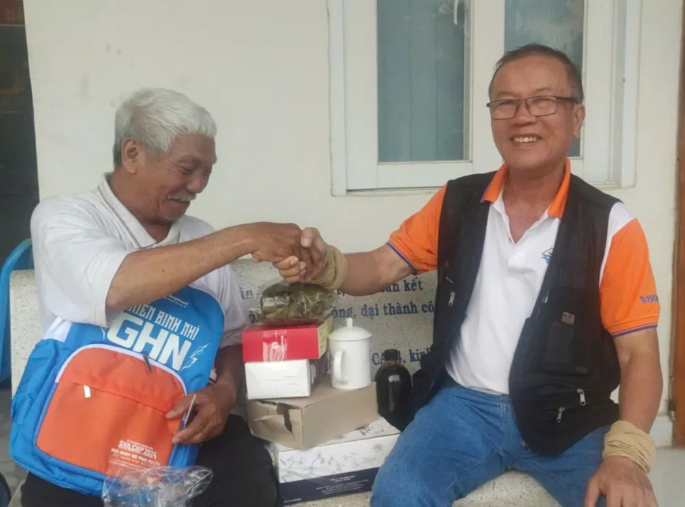 Ông Nguyễn Văn Mỹ đến tặng và chúc mừng ông Sung đã có thẻ căn cước. Ảnh: NGUYỄN HIỀN the-can-cuoc-h3.jpg