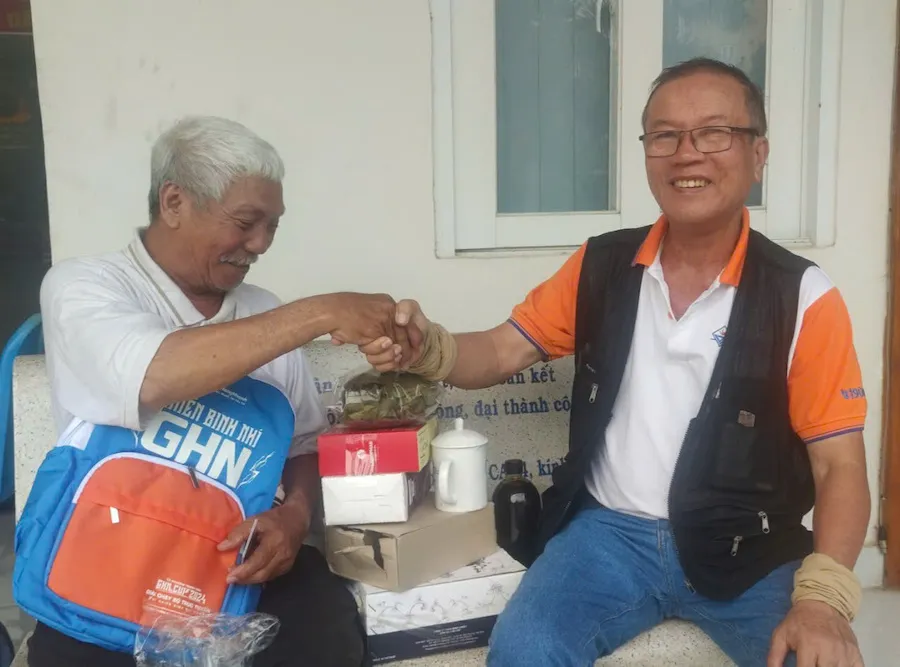 Ông Võ Văn Sung cùng tác giả bài viết vui mừng trong ngày ông Sung có thẻ căn cước. Ảnh: NGUYỄN HIỀN nguoi-vo-danh-1h.jpg