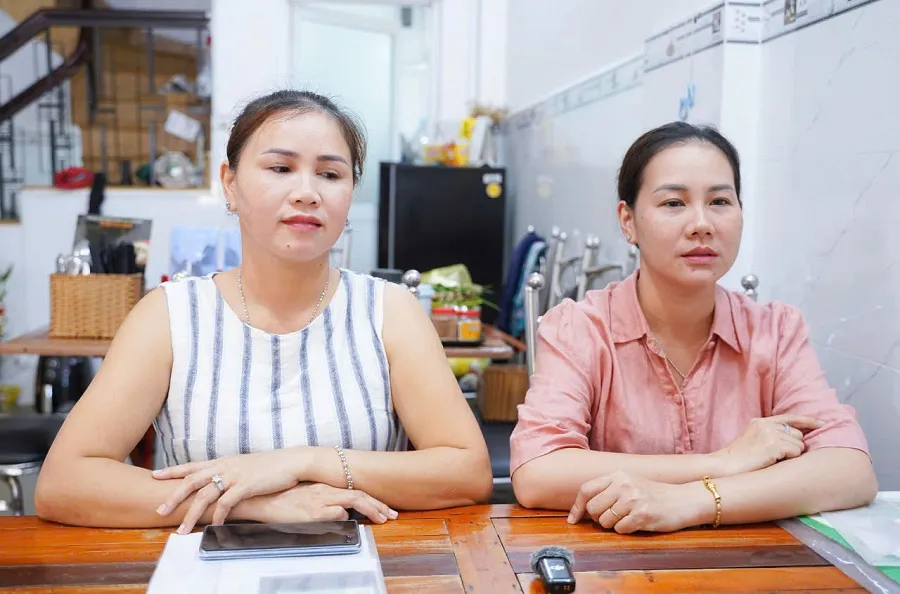 Bà Thanh Hiền (áo hồng) cùng chị ruột hơn 40 năm qua cùng sử dụng một tờ giấy khai sinh. Ảnh: THUẬN VĂN giay-khai-sinh-h1.jpg