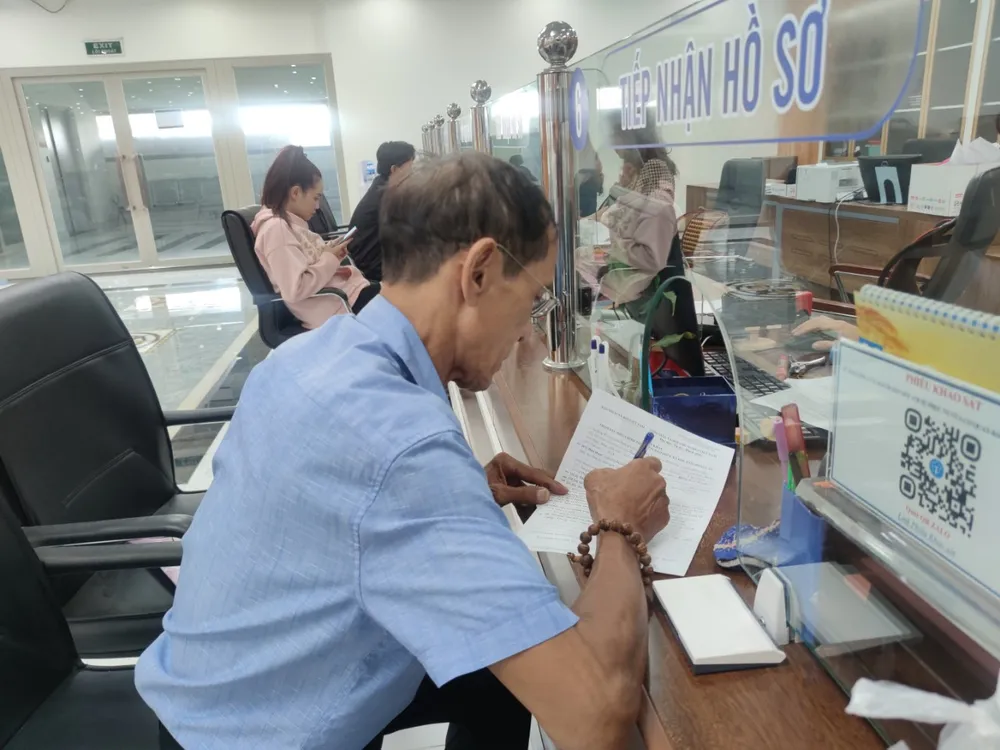 Người dân đến cơ quan BHXH TP.HCM thực hiện thủ tục liên quan đến BHXH. Ảnh: NGUYỄN HIỀN BHXH 1 lần