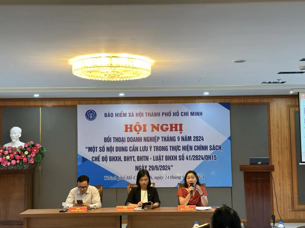 Bà Phan Thị Mai, Trưởng phòng Quản lý thu - sổ, thẻ BHXH TP.HCM đang trả lời thắc mắc của doanh nghiệp tại hội nghị. Ảnh: NGUYỄN HIỀN NGUOI-LAO-DONG-THAT-NGHIEP-H2.jpeg