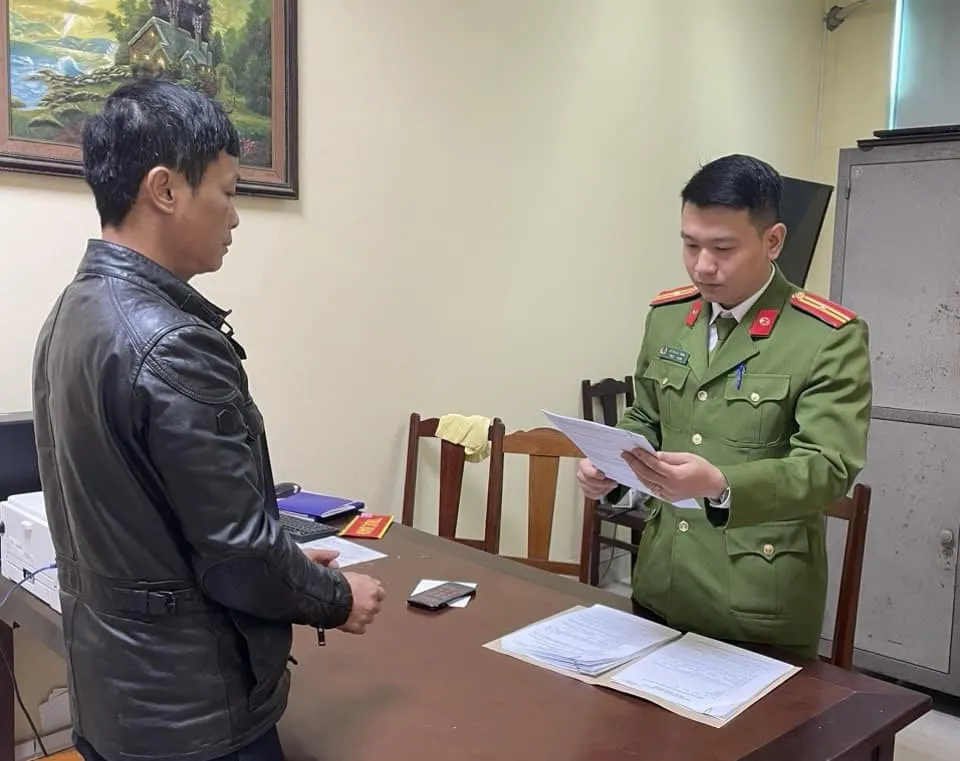 Phó trưởng Phòng TN&MT huyện Phù Ninh bị bắt để điều tra hành vi giả mạo trong công tác. Ảnh CA bắt phó phòng