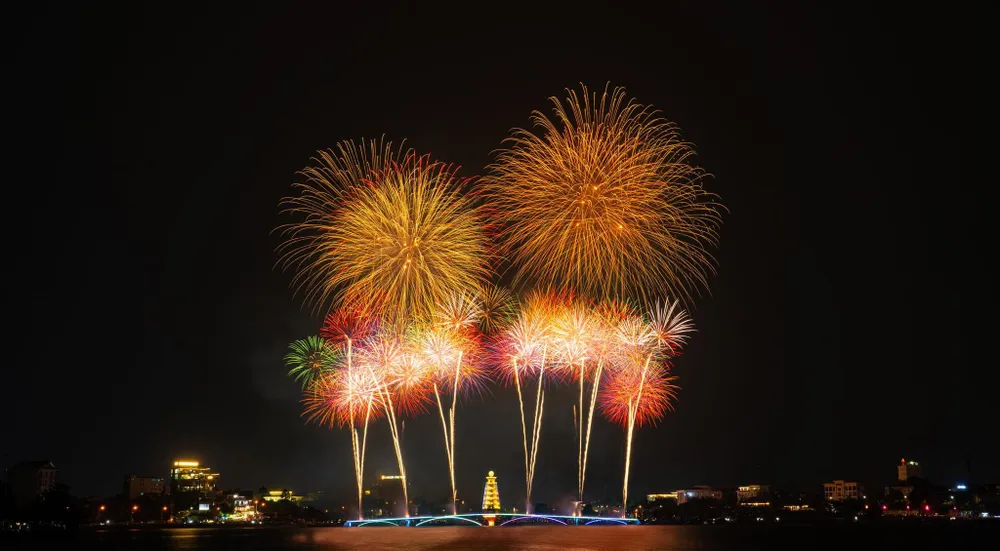 Chùm ảnh pháo hoa tầm cao chào năm mới 2024 tại Phú Thọ