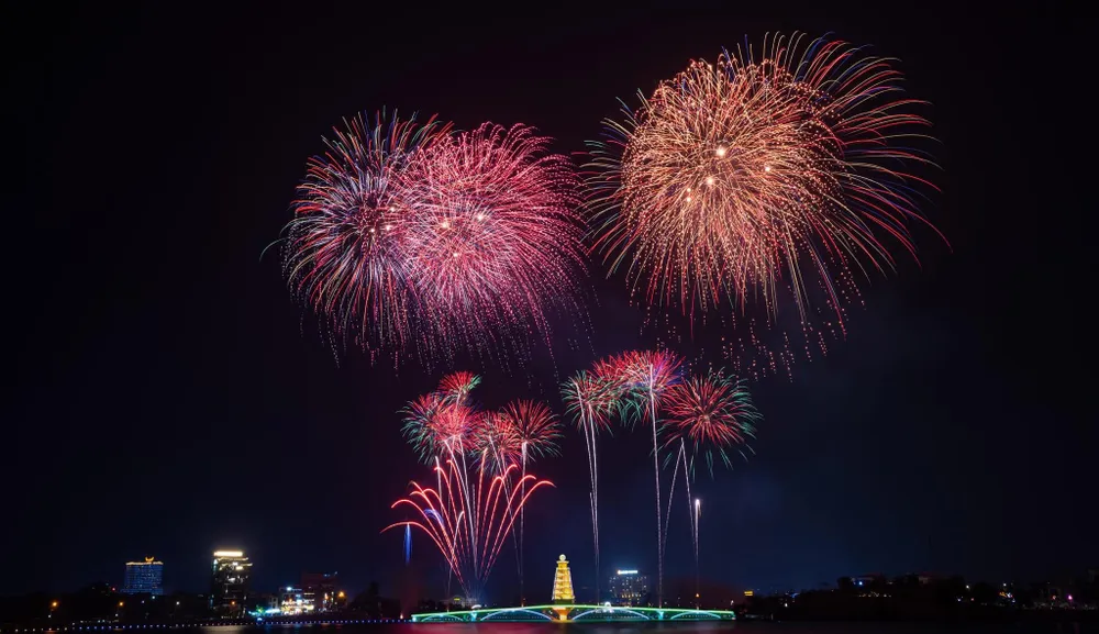 Chùm ảnh pháo hoa tầm cao chào năm mới 2024 tại Phú Thọ