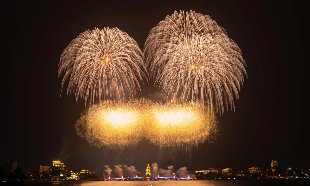 Chùm ảnh pháo hoa tầm cao chào năm mới 2024 tại Phú Thọ