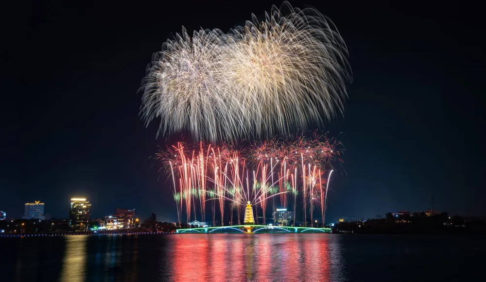 Chùm ảnh pháo hoa tầm cao chào năm mới 2024 tại Phú Thọ