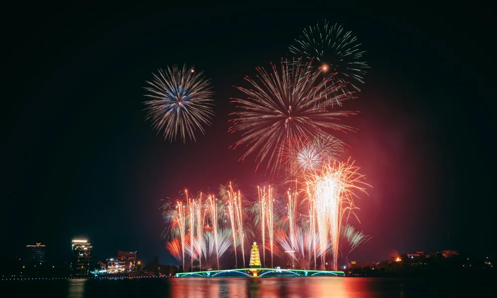 Chùm ảnh pháo hoa tầm cao chào năm mới 2024 tại Phú Thọ