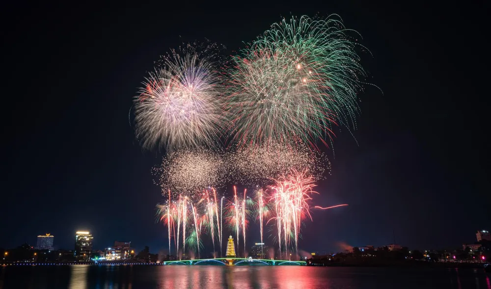 Chùm ảnh pháo hoa tầm cao chào năm mới 2024 tại Phú Thọ