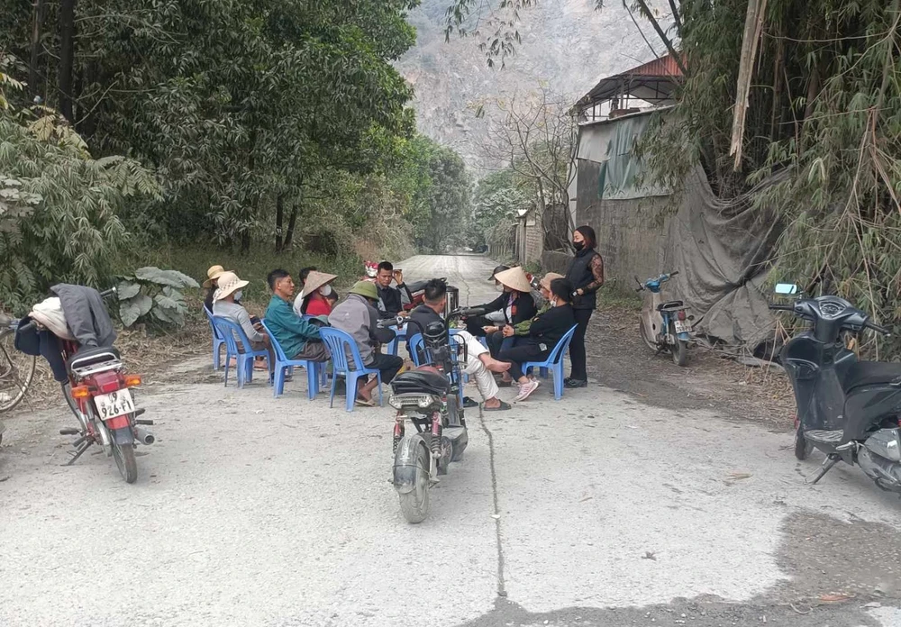 Mỏ đá nổ mìn gây ô nhiễm bị đình chỉ, vừa hoạt động lại tiếp tục bị dân chặn lối vào