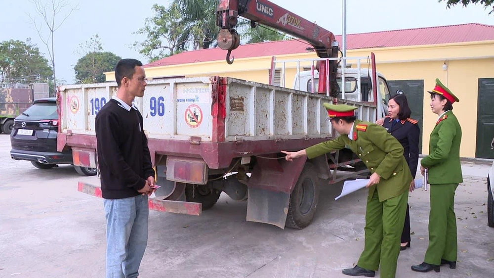 Vũ Ngọc Hoàng cùng chiếc xe tải gây tai nạn. Ảnh CA Khởi tố lái xe tải ép ngã 2 xe máy trên cầu rồi bỏ đi ở Phú Thọ