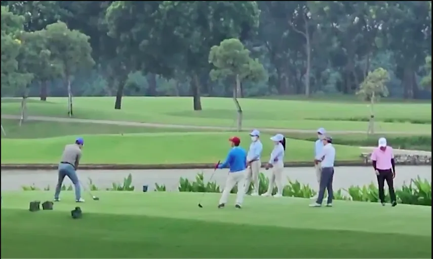 Giám đốc Sở chơi golf trong giờ làm việc