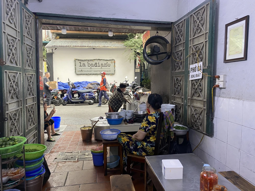 Hà Nội xác minh thông tin TikToker bị đuổi khỏi quán phở vì ngồi xe lăn