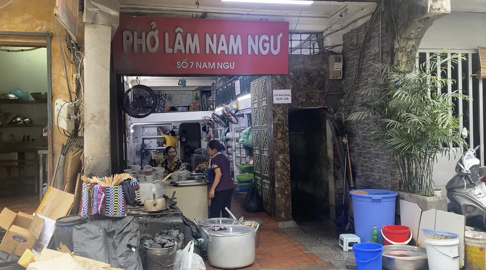 Hà Nội xác minh thông tin TikToker bị đuổi khỏi quán phở vì ngồi xe lăn