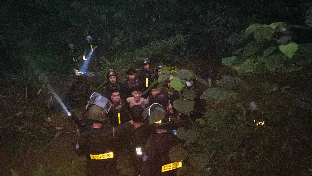 Hơn 200 cảnh sát, dân quân vây bắt đối tượng dùng súng bắn công an