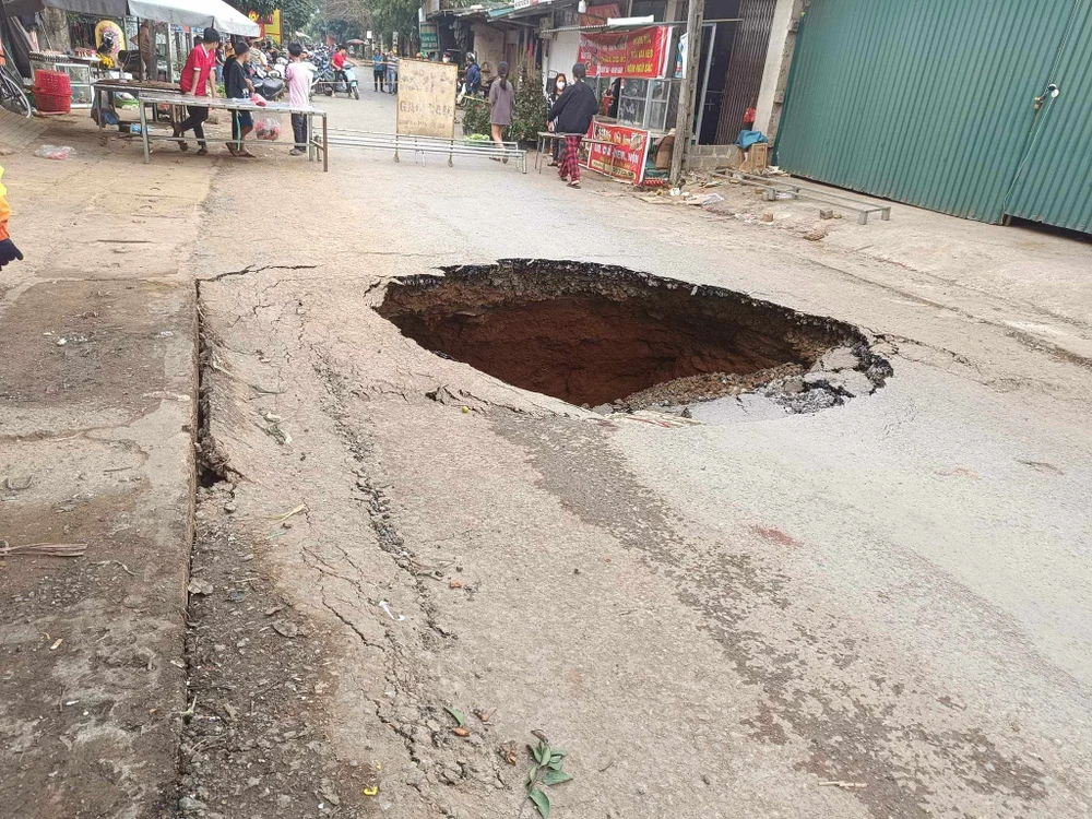 Di dời 7 hộ dân do hố tử thần ở Hoà Bình