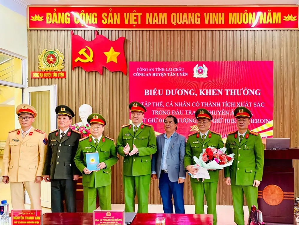 Khen thưởng lực lượng bắt vụ vận chuyển 10 bánh heroin