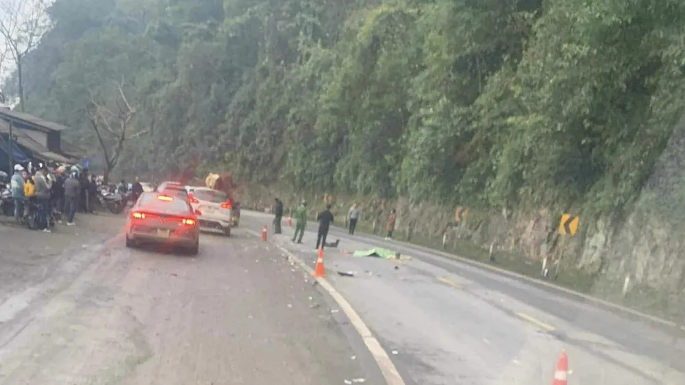 Hai thanh niên thương vong trong vụ xe máy va chạm ô tô.jpg