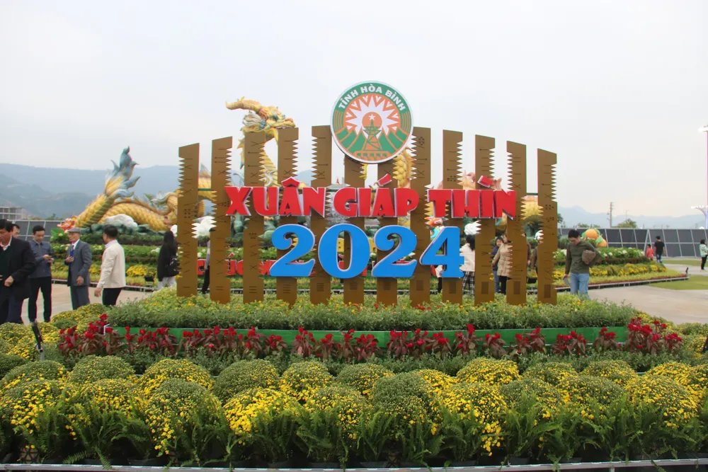 Cận cảnh linh vật rồng 'song long chầu nguyệt' ở Hòa Bình 2.jpg