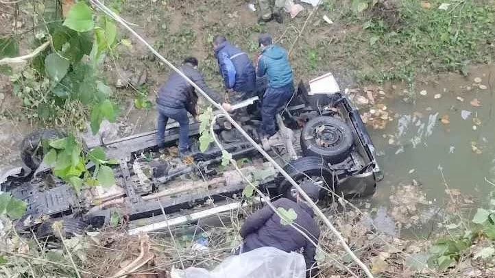 Lực lượng chức năng cứu hộ chiếc xe bán tải lao xuống vực. Ảnh CTV Lạng Sơn Liên tiếp 2 vụ xe lao xuống vực khiến 6 người thương vong 2.jpg