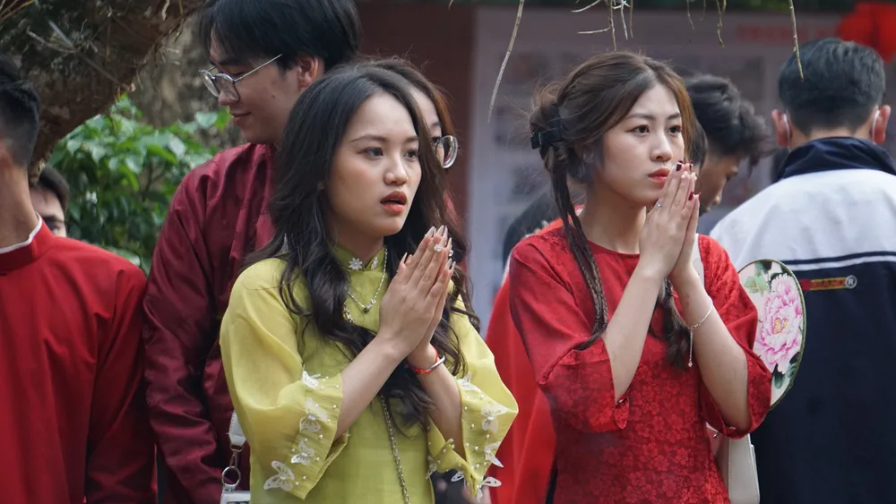 Người dân đến nhà thờ, đến chùa cầu bình an ngày mùng 1 Tết 11.JPG