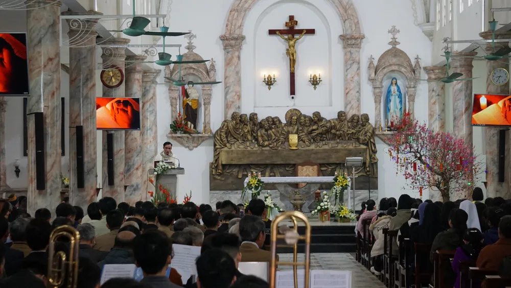 Người dân đến nhà thờ, đến chùa cầu bình an ngày mùng 1 Tết 15.JPG