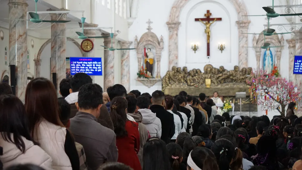 Người dân đến nhà thờ, đến chùa cầu bình an ngày mùng 1 Tết 17.JPG