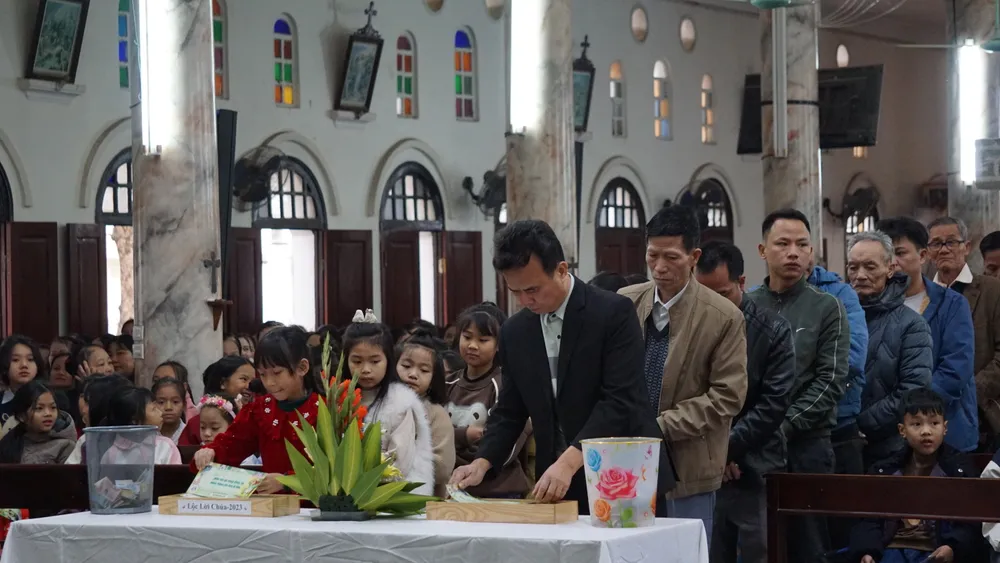 Người dân đến nhà thờ, đến chùa cầu bình an ngày mùng 1 Tết 19.JPG