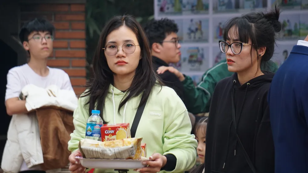 Người dân đến nhà thờ, đến chùa cầu bình an ngày mùng 1 Tết 9.JPG